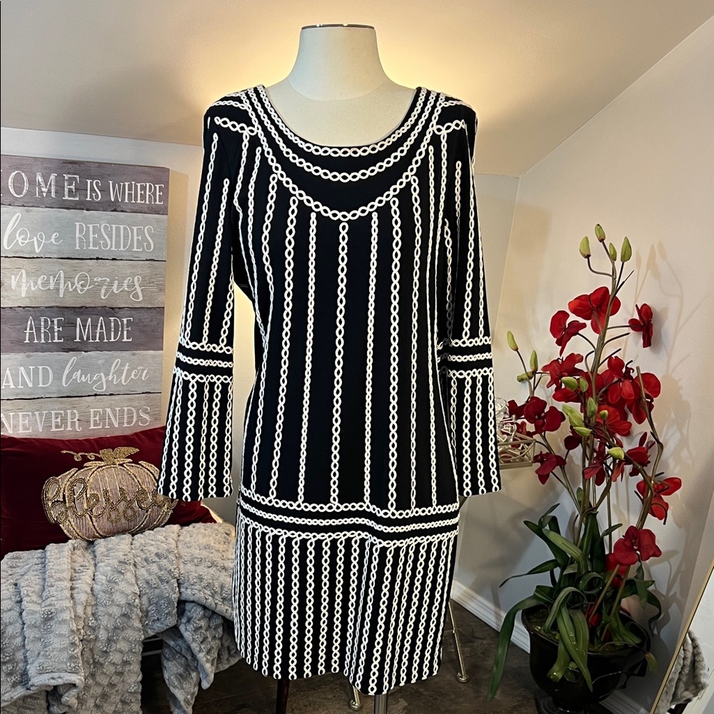 RARE VINTAGE CHLOE Black & White Chain Link Embroidered Shift Dress